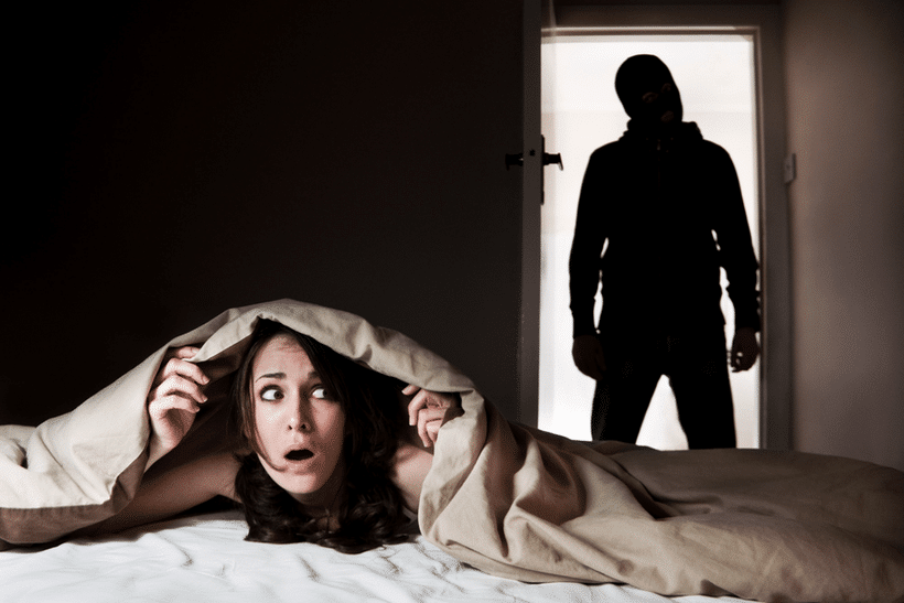 Silhouette eines Einbrechers an der Tür und Schutz vor Home Invasion